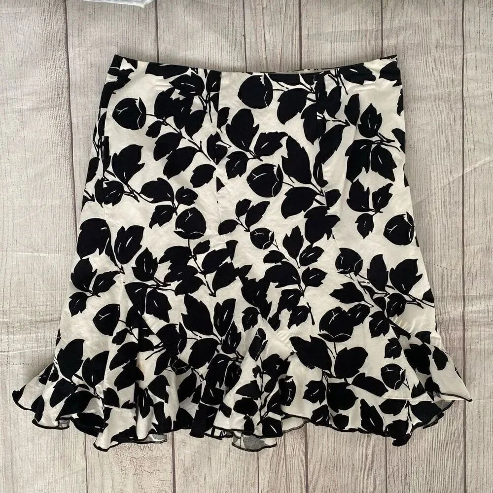 White House black market women S leaf print black & white skirt w/side zipper